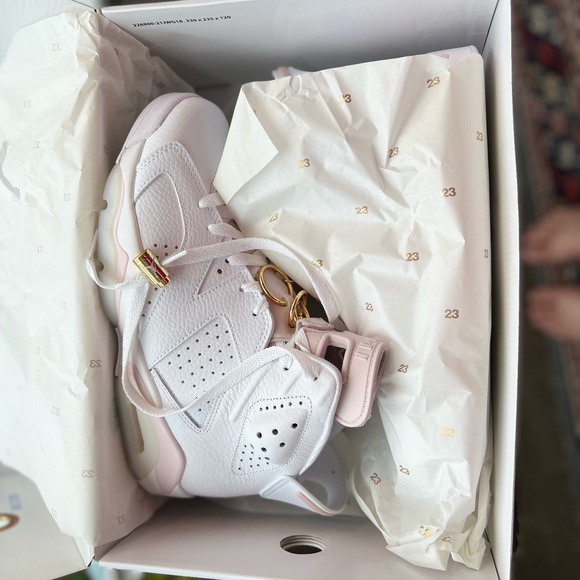 Women's Air Jordan 6 Gold Hoops (W), Size 9 - Picture 6 of 8